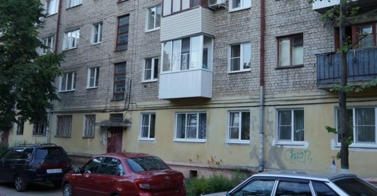 Андрій не розумів, чому батько так любить і балує своїх дочок, а до нього ставиться дуже грубо. В один день батько прийшов додому дуже п’яним і зробив жа хливу заяву. Андрій той день запам‘ятав на все життя.