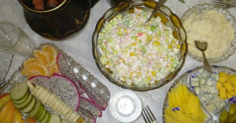 Донька довго не хотіла знайомити нас зі своїм хлопцем, але того дня я накрила стіл і ми з чоловіком чекали на них у гості. Хлопець увійшов до будинку, і ми ойкнули