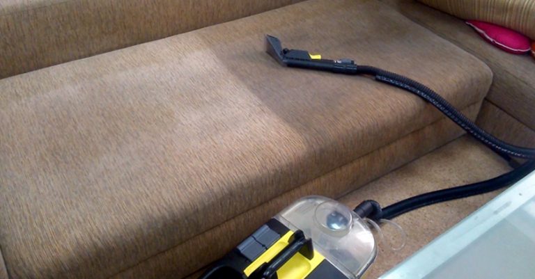 Коли мати пішла в гості, Світлана вирішила влаштувати прибирання. Коли вона почала чистити килим під диваном, щось потрапило у трубку пилососа. Побачивши, що це, вона мало не знепритомніла.