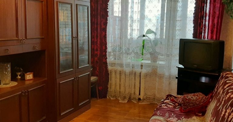 Ніна мила собі посуд, коли в двері постукали. Відкривши, жінка застигла побачивши молоду красуню, а коли та запитала Гену, Ніну осяяло