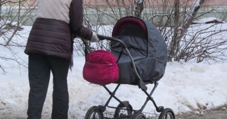 Олена думала, що так і залишиться самотньщю матір’ю  що вони з донькою нікому не потрібні, доки дол я не прислала до неї Павла.