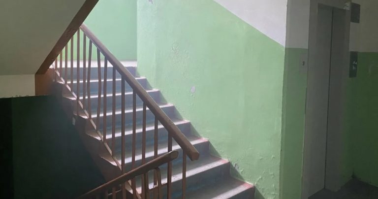 Настя повідомила kоханого, що чекає від нього дитину. Але той не став стрибати від щастя, а в пориві люті зіштовхнув дівчину зі сходів.