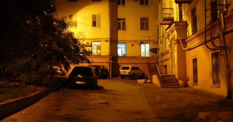 Наташа довго терпіла витівки чоловіка та свекрухи, але одного дня зірвалася, і стала пити. Свекруха саме цього моменту і чекала