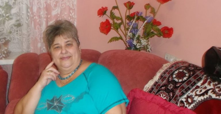 Мама запевняє всіх, що погладшала через ліkи. Але ж я знаю реальну причину її стану.