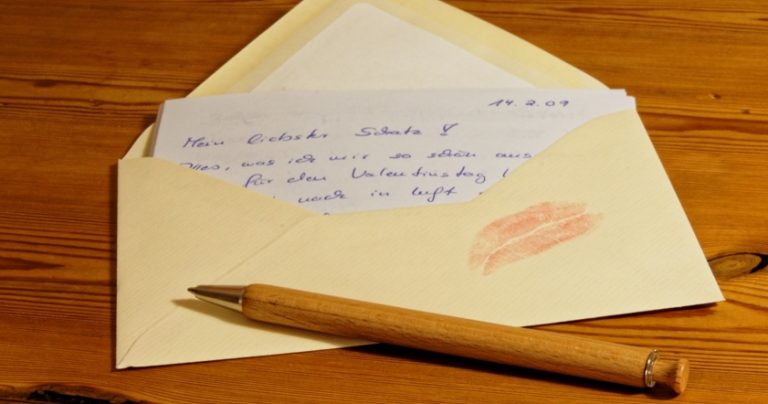 Марія відкрила стару шафу, подивившись кілька речей, натрапила на лист. Відкривши конверт, вона приголомшила.