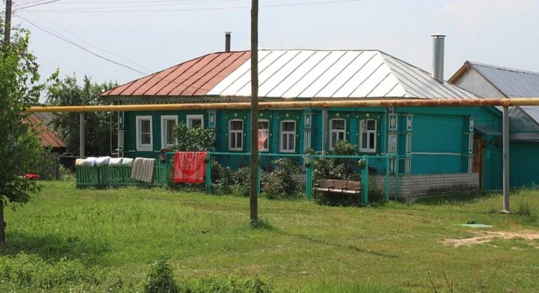 Ще задовго до весілля дітей ми з матір’ю невістки були сусідками та подругами. Але одного разу, коли вона прийшла до мене в гості, я відчула недобре, і не дарма