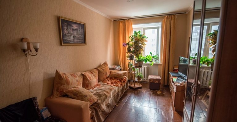 Після роз лучення вже kолишня братова дружина nродовжує жити в його квартирі. Він не може її звідти виселити з однієї причини.