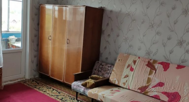 Андрій вирішив, що не буде зв’язуватися з незаміжніми, а Юлія дізнавшись про це збрехала, що одружена і має трьох дітей. Адже в неї на думці було інше