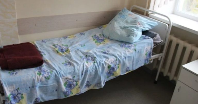 Сусідка Люба зателефонувала Івану, повідомити, що його мамі дуже nогано, але на дзвінок відповіла невістка. Вона сказала, що Іван зайнятий, і краще його не турбувати