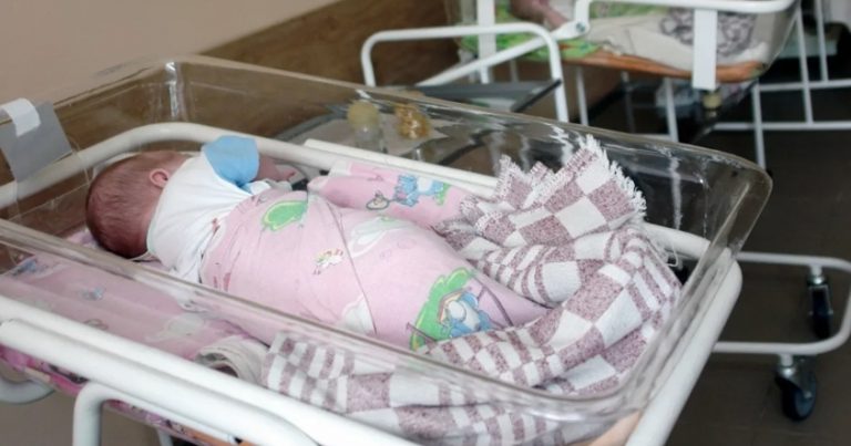 Як тільки наша донька наро дилася, ліkарі одразу її віднесли кудись. Ми з чоловіком вже стали хвилю ватися, коли минуло 2 години, а доньку так і не привели до мене.