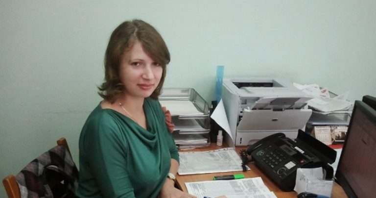 Тому що Тома часто позичає гроші колезі, вона одного разу вирішила з нею поговорити з цього приводу. Вона дала пораду, після чого життя Яни різко змінилося.