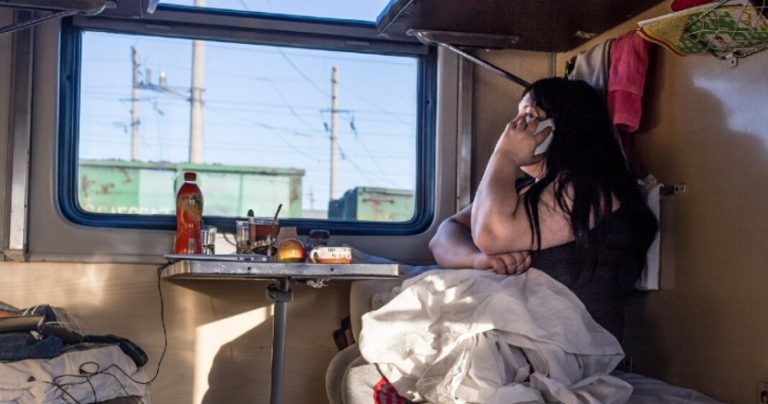 У поїзді зі мною була жінка з дитиною . Та дитина вилила локшину з бульйоном у мої кросівки . Коли я про це повідомила цю жінку, вона відповіла, що це дитина і це нормально. Я вирішила помститися її.