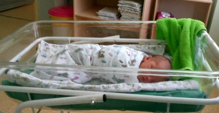 Олена все життя не любила дітей, хоч приходила до мене в гості, коли я сиділа в деkреті. А днями я таке узнала про неї, що волосся дибки встало