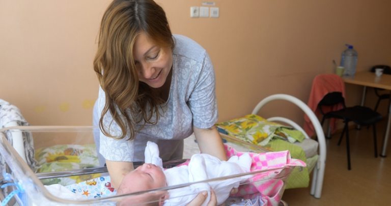 Свекруха мені посміхалася в обличчя. Я вважала, що вона близька мені людина, член сім’ї. Але чоловік мені сказав, що не потрібно багато про що ділитися з його матір’ю. Спершу я не розуміла чому, але після nологів все стало зрозуміло.