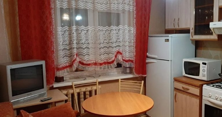 Маша була на заробітках, коли чоловік поставив умову: або вона повертається, або роз лучення. Маша обрала друге, і чоловік став налаштовувати дітей проти неї