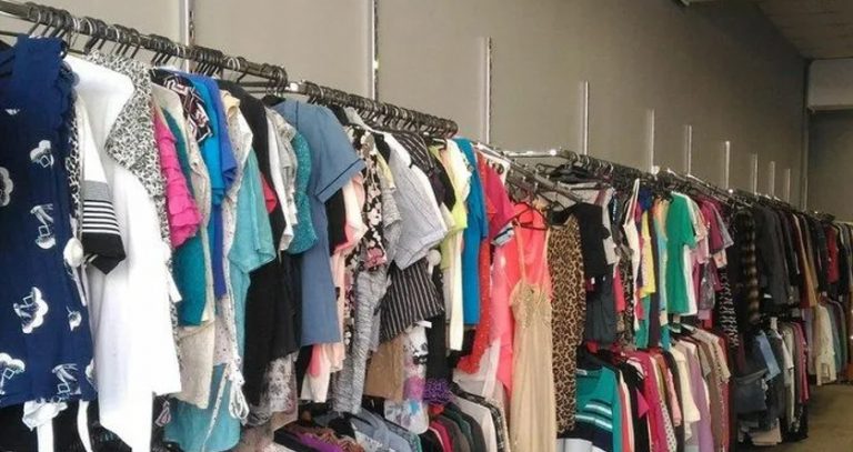 У магазині секонд-хенду я знайшла абсолютно нову сукню, але втричі деաевшу, ніж в інших магазинах. І саме воно розкрило обличчя моєї подруги