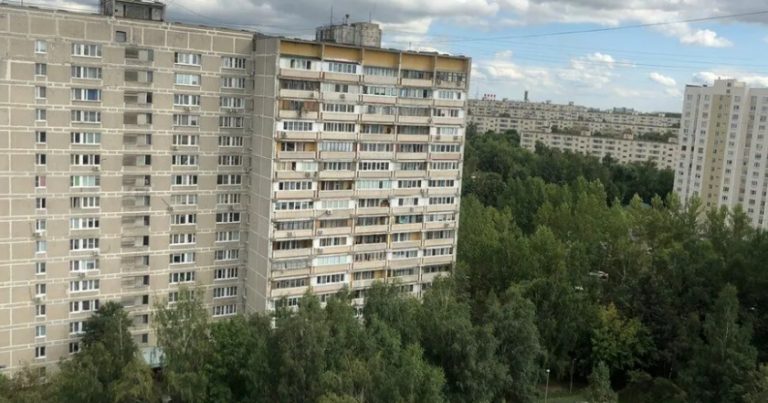 Оля послухала подругу, назбирала собі на квартиру. А через 5 років, коли та повернулася побачити доньок, вони заявили, що образилися на матір, що  та спершу подумала про себе.