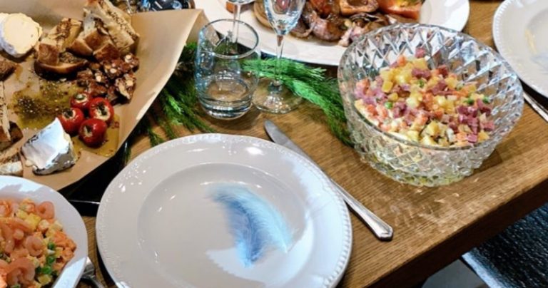 Вирішила відзначити свій день народ ження у ресторані з подругами, і знаючи, що подруга прийде із сином, я приготувала йому подарунок. Але, як виявилося, дарма…