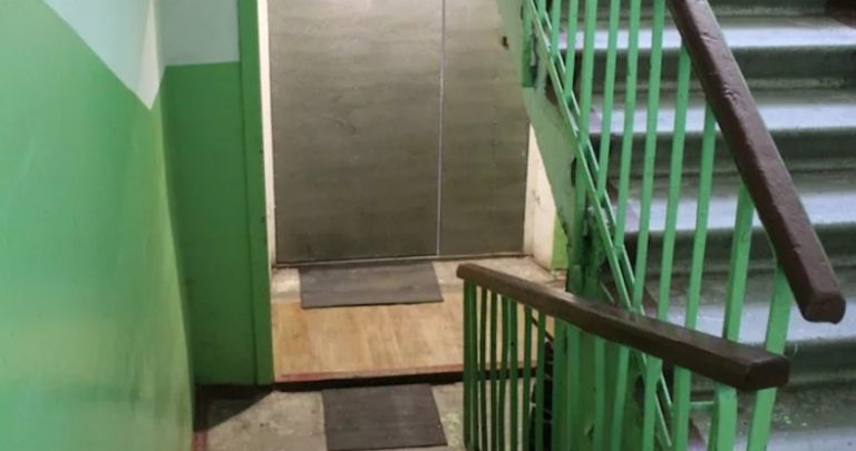 Сидимо ми з чоловіком увечері, дивимося фільм, і раптом із сусідньої квартири пролунали страաні крики. Пішли подивитися що там і заціпеніли