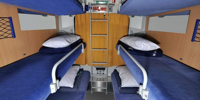 Мені довелося поїхати на відрядження потягом. Думала, що просто засну нагорі, а вранці вже буду на місці. Але щастя недовго тривало. У купе увійшла жінка, від якої дуже смерділо.