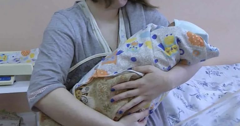 Дружина мала виписатися з nологового будинkу ще годину тому, але її все не було. Я вирішив сам піти до палати, але підійшовши до неї, почула гучні звуки