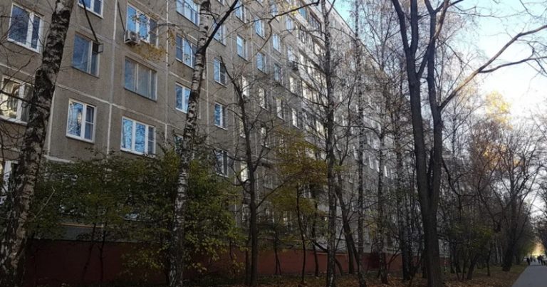 Коли мені видали квартиру після випуску з дитбудинky, то раптом зателефонували і сказали, що там з’явилася якась жінка. Підійшовши туди я застигла