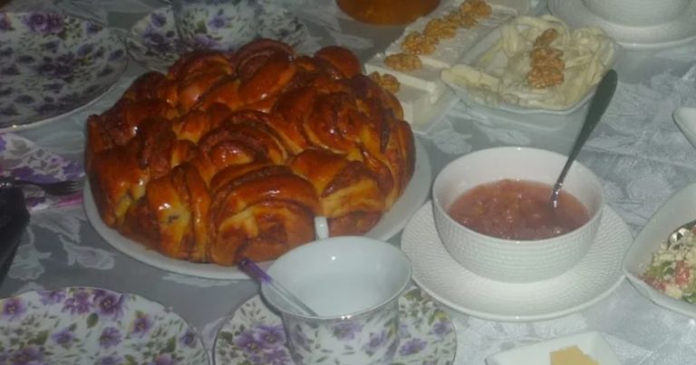 Поїхала я до сина додому перевірити лічильники, а тут бачу сваха з невісткою п’ють чай. І сваха вирішила дорікнути мені, що я не переоформляю будинок на молодих