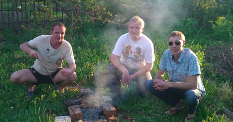 Матвій сидів із друзями, коли йому зателефонувала дружина. Після розмови чоловік забув вимкнути телефон, і почав відвертатись з друзями про свою дружину.