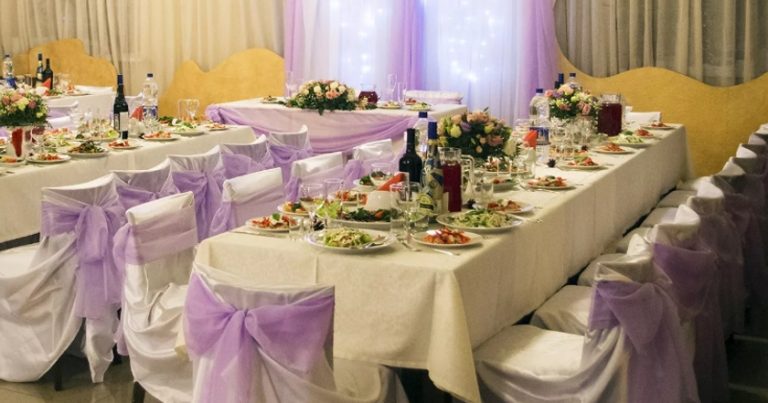 Після весілля свекруха прийшла до мене і почала звинувачувати в тому, що через мене весілля коштувало стільки грошей. Але відповідь чоловіка збила мене з пантелику