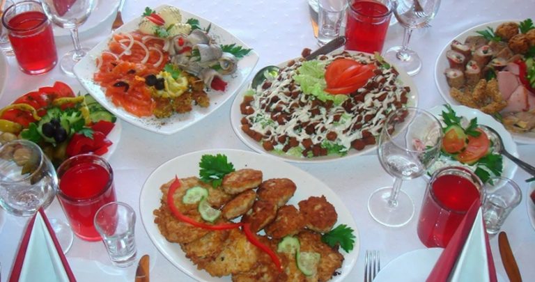 Невістка мені здалася дуже скромною і тихою дівчинкою, тож я з радістю чекала дня, коли син її до нас приведе. Але дива почалися з першого ж дня. Я помітила, що невістка не вийшла вечеряти з нами.