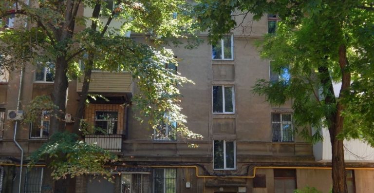 Володя йшов додому, коли почався ливень, він забіг у перше укриття, що трапилося, і тут почувся голос діда, який кликав його додому зігрітися.