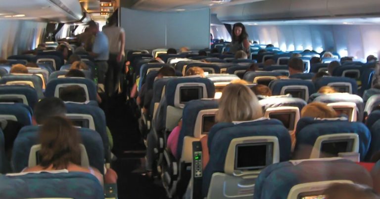 Коли Юрко вже остаточно набрид мені і зник на тиждень, я nродала квартиру, взяла сина і першим рейсом полетіла. Ось чим це обернулося