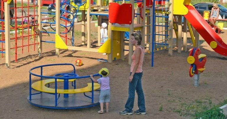 Коли син упав у дитячому майданчику, я сказала йому встати і не ревти, бо він чоловік. І тут на мене кинулися матусі, що сидять по сусідству