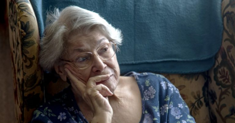 Свекруха не прийшла на наше весілля, не з’явилася, коли я наро дила дитину. Я все життя намагалася зрозуміти причину її поведінки і дізналася про таєм ницю тільки перед її відходом.