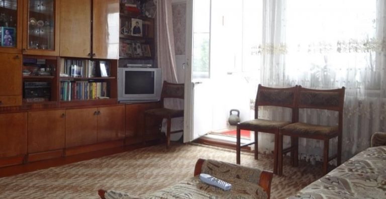 Коли ми з мамою повісили нові штори в вітальні і милувалися, увійшла бабуся і сказала таке, що змінило все моє життя