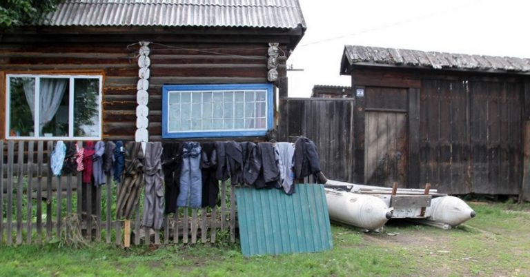 Папа Ксенії, незважаючи на вік, вирішив завести роман на стороні. А коли дружина дізналася про це, то зважилася на останнє. Від роз лучення їх врятував лише онук