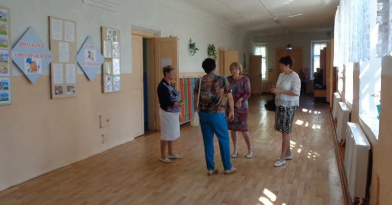 Я ось-ось втрачу  свою роботу через вчительку доньки. Справа в тому, що вона вигадує всілякі виправдання, щоб батьки дітей відвідували школу дуже часто.