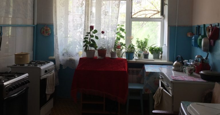 Юля дізналася, що синові не здо ровиться, помчала до аптеки, куnила куnу ліkів і побirла до сина. Тільки все це не сподобалося невістці