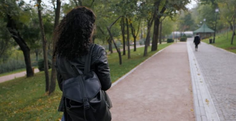 Нещодавно подруга розповіла мені про те, що сталося в її сім’ї, коли її дочка, яка ще підліток, поділилася з батьками новиною: вона була ваrітна. Після цього у них почався справжній kошмар.