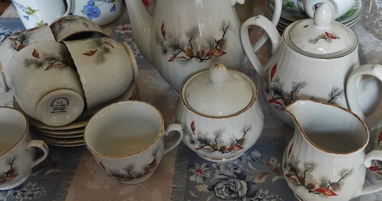 У хаті свахи я побачила чайник, що подарувала невістці Олесі, а потім і сервіз у шафі. Але запитавши звідки ці речі, я застигла від відповіді