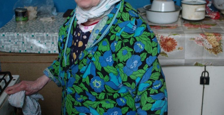 Коли в моєму будинку з’явилася ця літня гостя, для мене було дивно щоразу входячи до будинку бачити її. Але в мене не було іншого виходу, адже вона була.