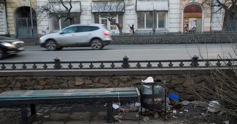 Коли невістка розповіла мені про свої підозри щодо мого брата, я вирішила простежити за ним. Я сиділа навпроти його офісу, коли він вийшов… не один