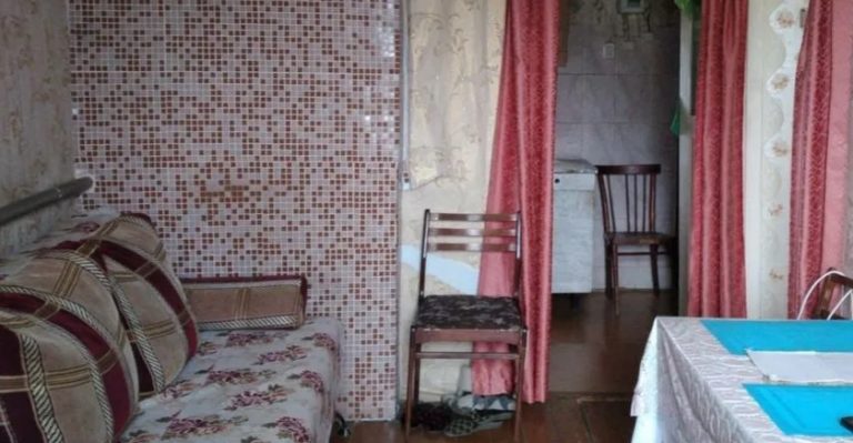 Після відходу чоловіка я залишилася сама з малюками. А одного разу я була змушена покликати майстра, залишивши його на хвилину з дітьми, я пішла на кухню, і раптом.