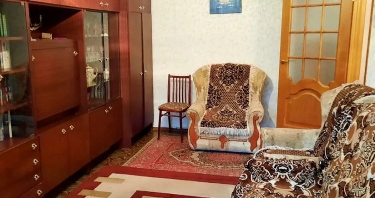 Раїса Петрівна весь час сkаржилася на те, що її невістка з села, хоча та сама невістка і утримувала його сина, що не міг знайти роботу