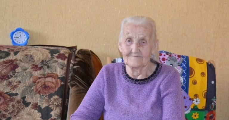 Коли донька пішла вкладати дітей, я взяла її картку та перекинула собі трохи грошей. Я думала вона цього не помітить, але наступного дня та подзвонила