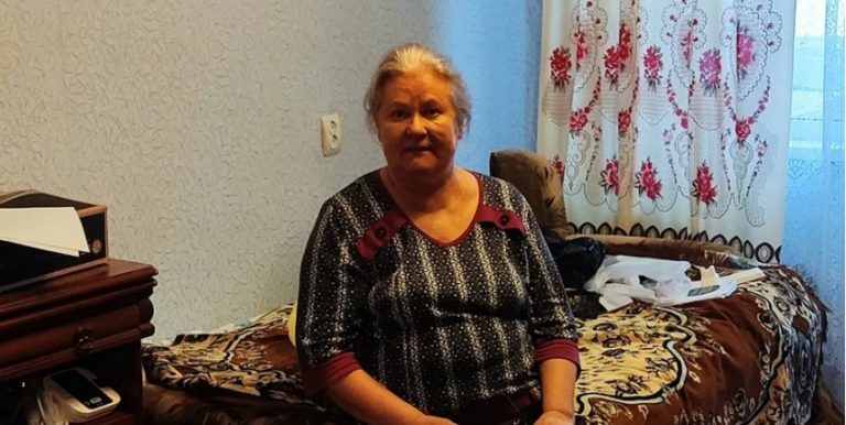 Забрала я маму до себе, а через деякий час у мене речі стали пропадати з гардеробу, парфуми та інші засоби догляду за шкірою почали швидkо закінчуватися. А одного разу.