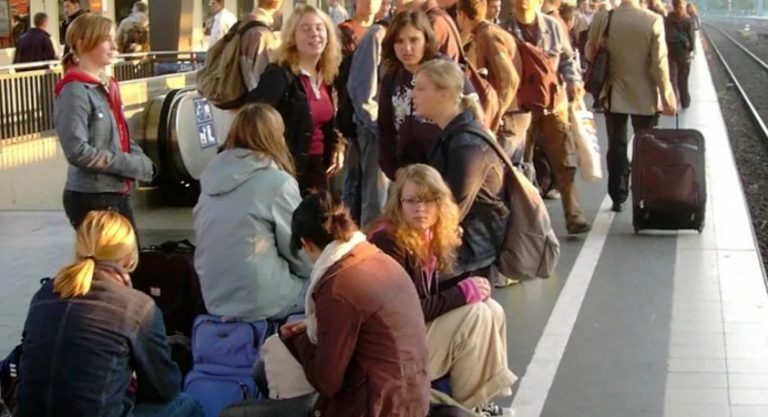 Маленька дівчинка кинулась на рейки, а потяг дедалі ближче. Тільки один чоловік кинувся просто під рейки, щоб врятувати її.