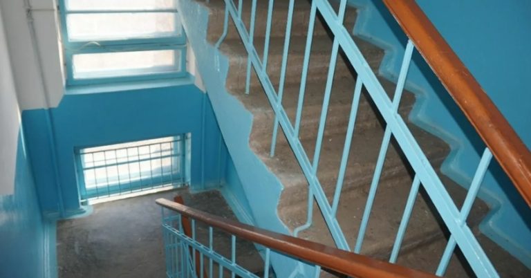 Паша виявив, що ключі Поліни залишилися в кишені, і в нього з’явилася ідея. Він чітко знав, коли її не буде вдома, тоді й вирушив туди