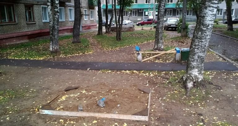 Сусідка у дворі сказала моїй доньці, що вона прийомна. Це, звичайно, не так, але дитина тепер постійно про це згадує.