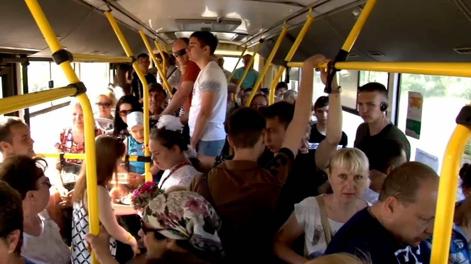 М автобус в час. Толпа людей в автобусе. Автобус внутри с людьми. Толба люднц в автобему. Много людей в автобусе.
